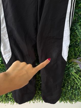 Pantalón Adidas Negro con Rayas Blancas