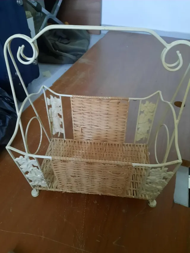 Revistero vintage metal y mimbre