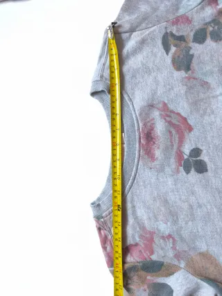 Sudadera gris con estampado floral