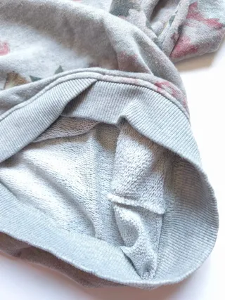 Sudadera gris con estampado floral