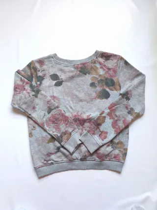 Sudadera gris con estampado floral