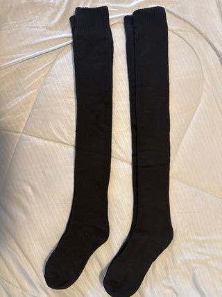 Calcetines negros altos hasta rodilla