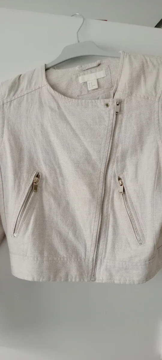 Chaqueta beige estilo motero