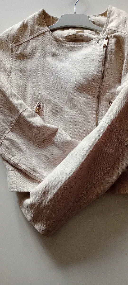 Chaqueta beige estilo motero