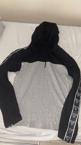 Sudadera Guess bicolor con capucha