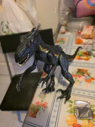 Dinosaurio Negro con Rayas Amarillas
