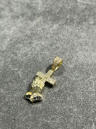 Colgante Manos Rezando Cruz Oro y Negro