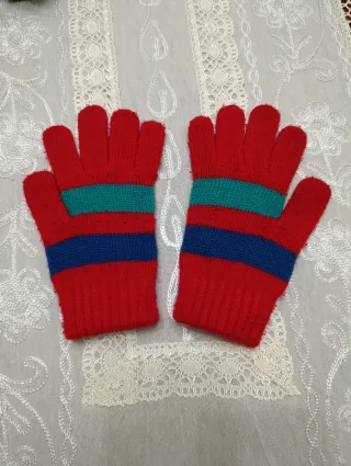 Guantes de lana rojos con diseño