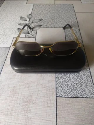 Gafas de sol doradas y negras 