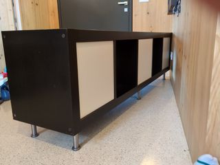 Mueble bajo en negro y blanco