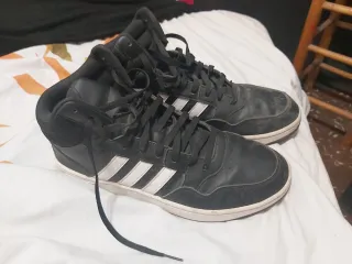 Zapatillas Adidas Negras y Blancas