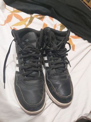 Zapatillas Adidas Negras y Blancas
