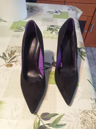 Zapatos de tacón Bershka negros y morados