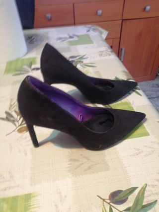 Zapatos de tacón Bershka negros y morados