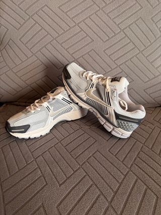 Nike Vomero 5 Gris y Blanco