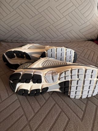 Nike Vomero 5 Gris y Blanco