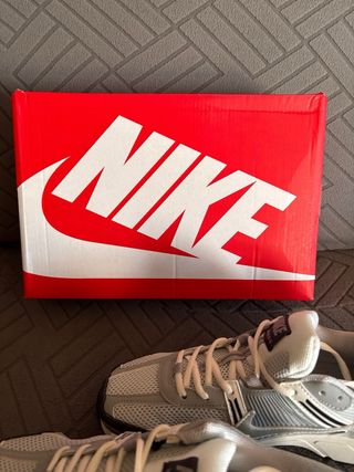 Nike Vomero 5 Gris y Blanco