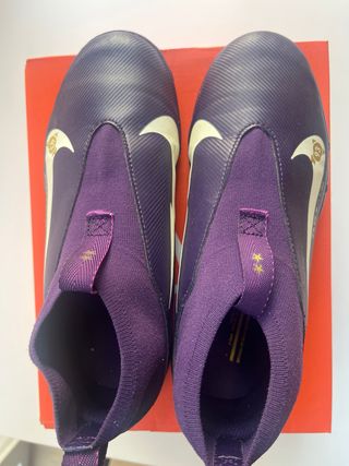 Zapatillas Nike Multitacos Moradas y Doradas
