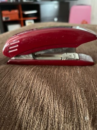 Grapadora roja