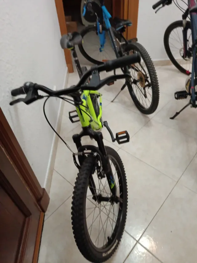 Bicicleta Rockrider verde neón