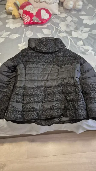 Anorak señora negro talla 50, con cuello de piel.