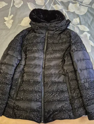 Anorak señora negro talla 50, con cuello de piel.