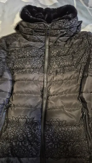 Anorak señora negro talla 50, con cuello de piel.