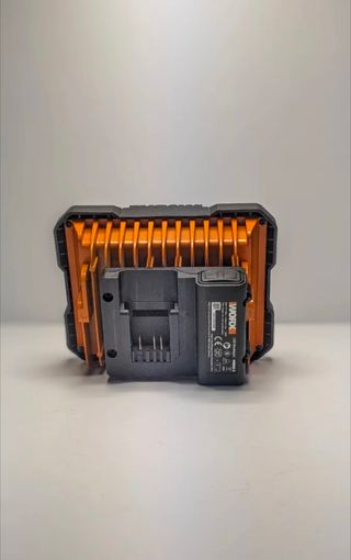 Foco LED Worx 20v + Batería + Cargador