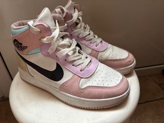 Zapatillas Jordan niña talla 36 pastel. 
