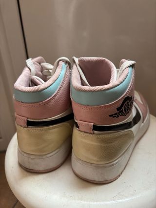 Zapatillas Jordan niña talla 36 pastel. 
