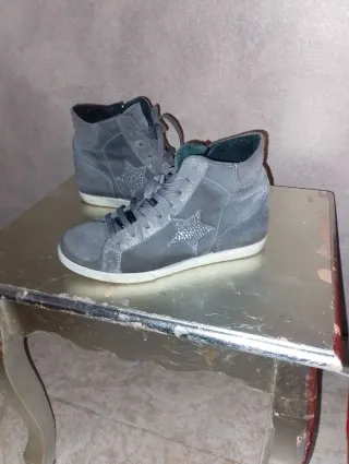 Scarpe scamosciate grigie con stella
