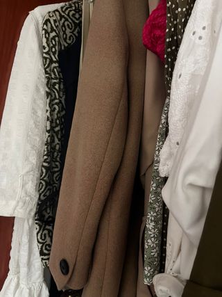 Abrigo largo beige mujer