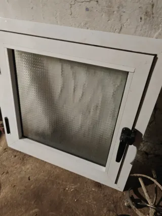 Ventana aluminio 60x60 con vidrio texturizado