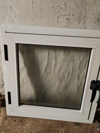 Ventana aluminio 60x60 con vidrio texturizado
