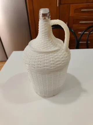 Botella antigua de vidrio con asa