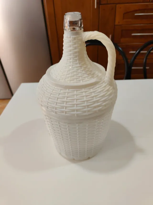 Botella antigua de vidrio con asa