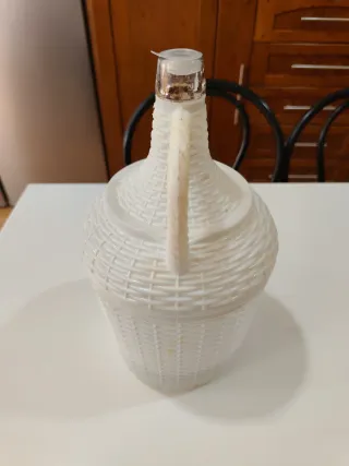 Botella antigua de vidrio con asa