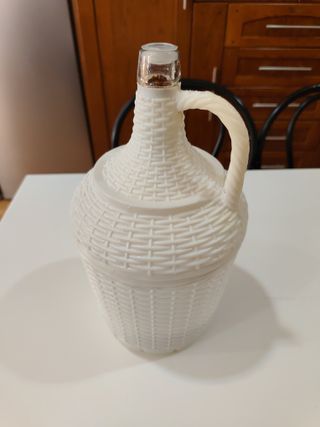 Botella antigua de vidrio con asa