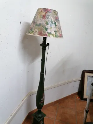 Lámpara de pie verde con pantalla floral