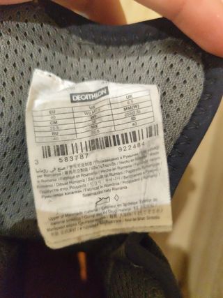 Botas de montaña grises y negras