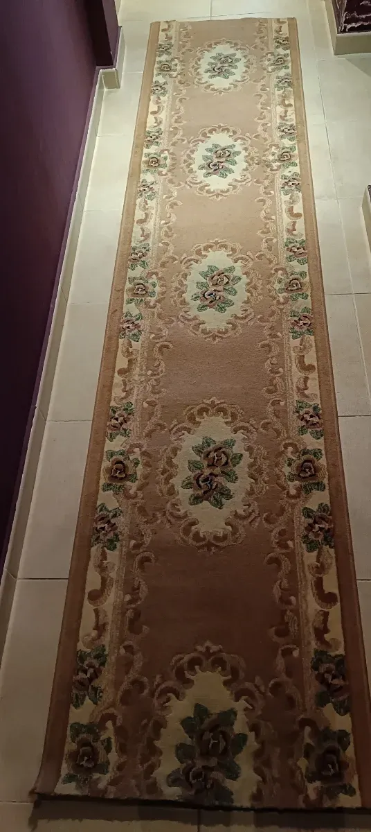 Alfombra de pasillo con diseño floral