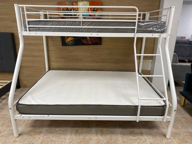 Litera con colchones gris y blanco