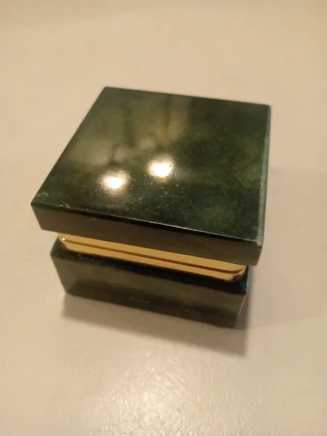 Caja joyero de mármol verde y dorado