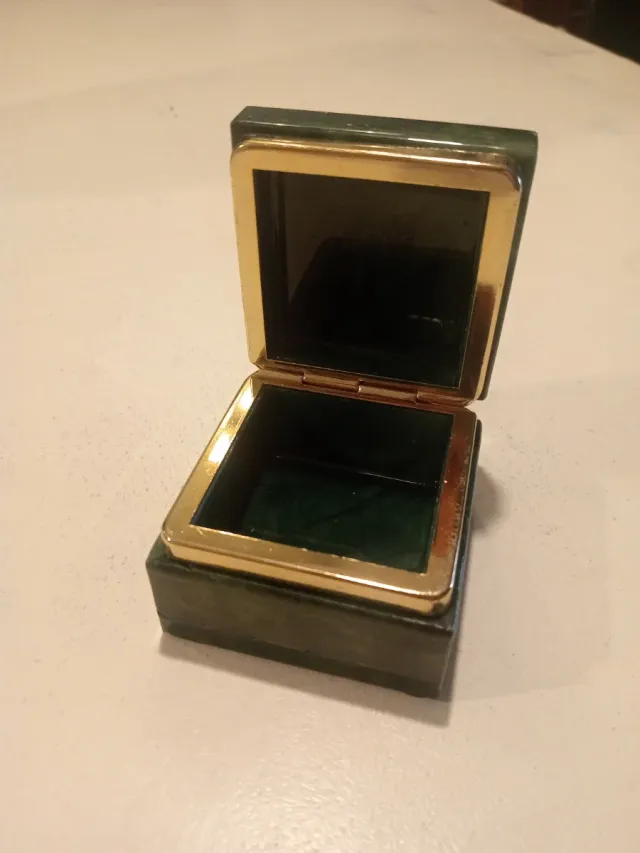 Caja joyero de mármol verde y dorado