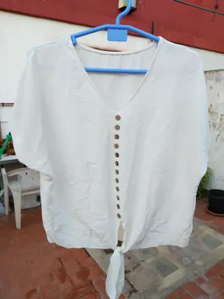 Blusa crema con botones y nudo