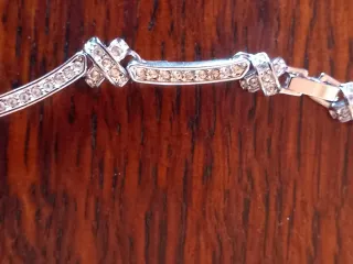 Collar plateado con pedrería