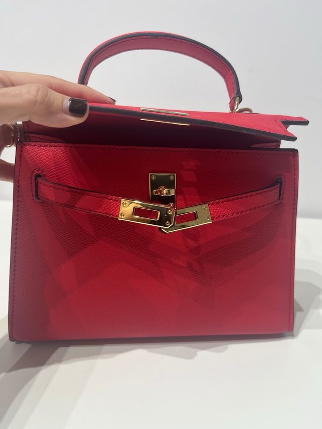 Bolso de cuero rojo con asa y correa
