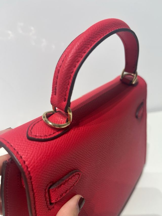 Bolso de cuero rojo con asa y correa