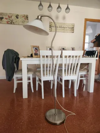 Lámpara de salón plateada y blanca bombilla led