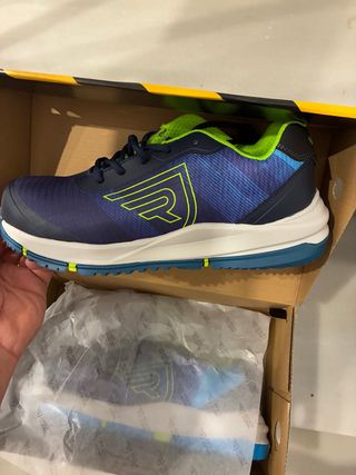 Calzado laboral azul y verde